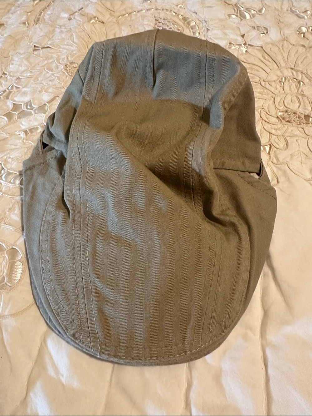 Adjustable pageboy hat